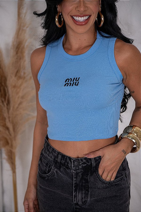 CROPPED REGATA NA RIBANA MIU MIU BORDADO - AZUL BEBÊ