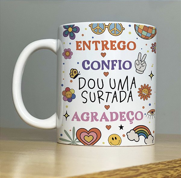Caneca " Entrego, confio, dou uma surtada e agradeço"