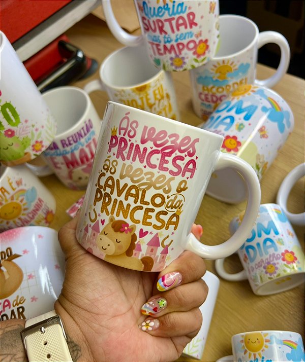 Caneca As vezes princesa , as vezes o cavalo da princesa