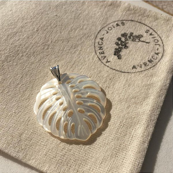 PINGENTE COSTELA DE ADÃO MADREPÉROLA