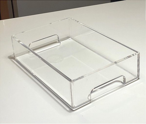 Bandeja retangular em acrílico cristal com alça M