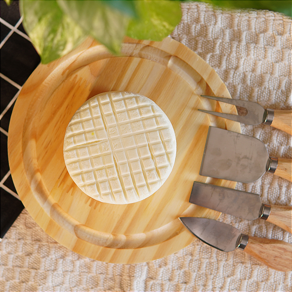 Kit Conjunto Tábua De Queijo e Frios Com Jogo de 4 Peças Faca / Garfo / Espátulas