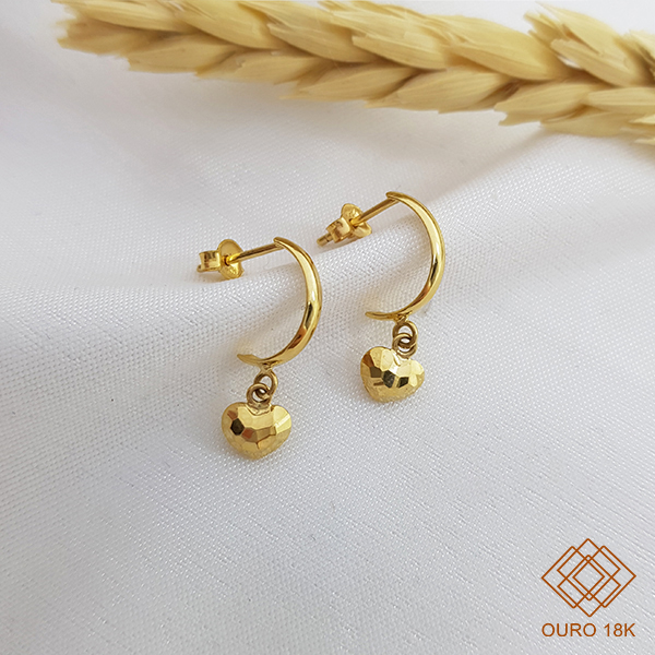 Brinco Meia Argola com Pingente de Coração Ouro 18k