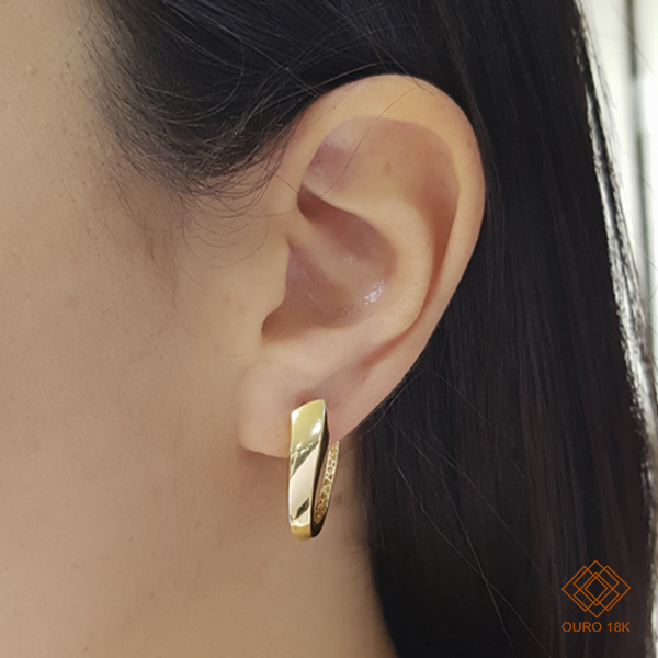 Brinco Meia Argola Curva Bold Ouro 18K