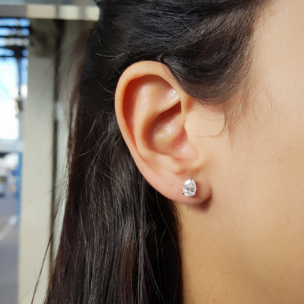 Brinco Ponto de Luz em Prata 925 e Moissanite