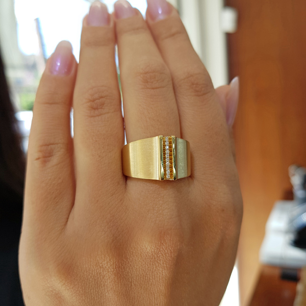 Anel Fosco em Ouro 18k e Diamante