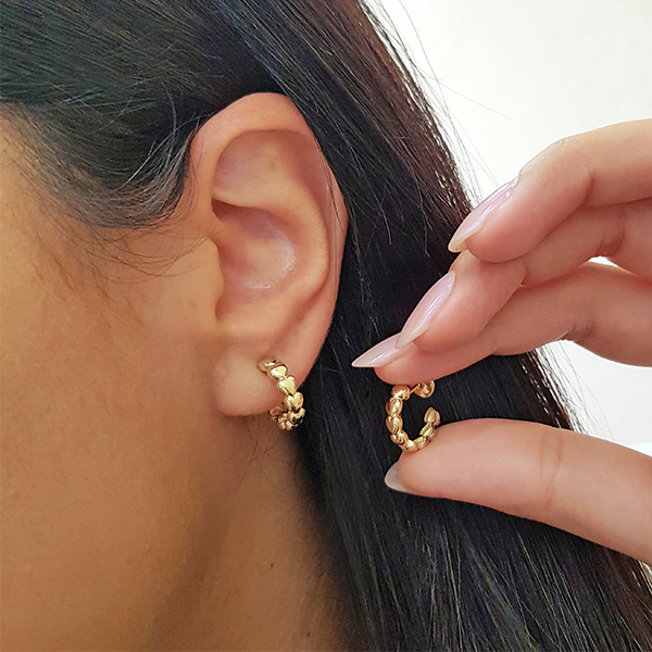 Brinco Corações Meia Argola em Ouro 10k