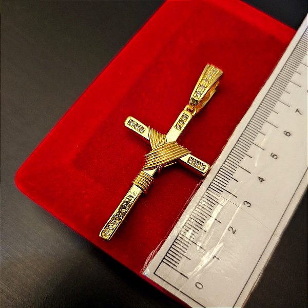 Pingente Cruz Trançada Cravejado - Banhado a Ouro 18k