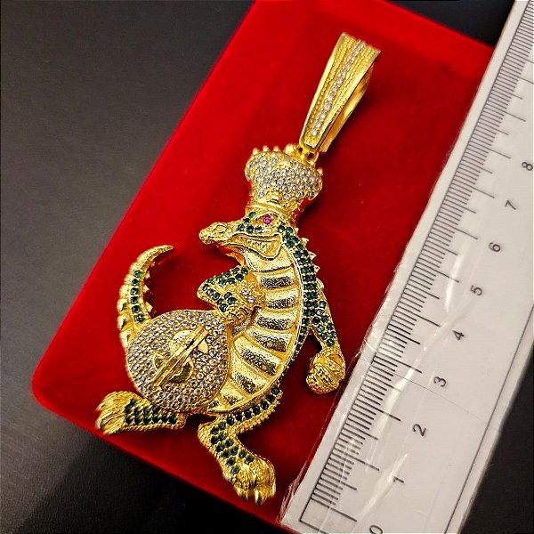 Pingente Jacaré com Dinheiro Cravejado - Banhado a Ouro 18k