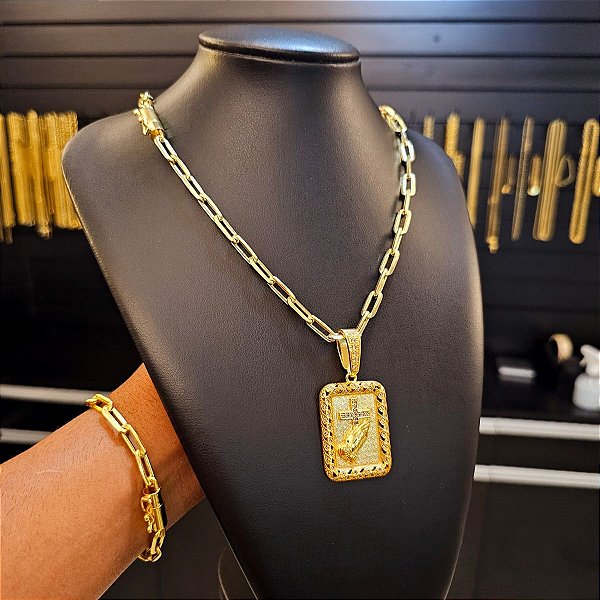 Corrente + Pulseira Cartier 8mm Fecho Bomba + Pingente Bíblia Mão Com Terço Cravejado - Banhado a Ouro 18k