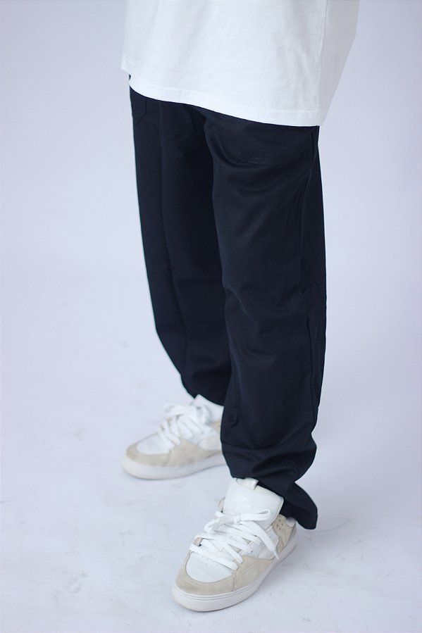 Calça Reta Preta em Sarja