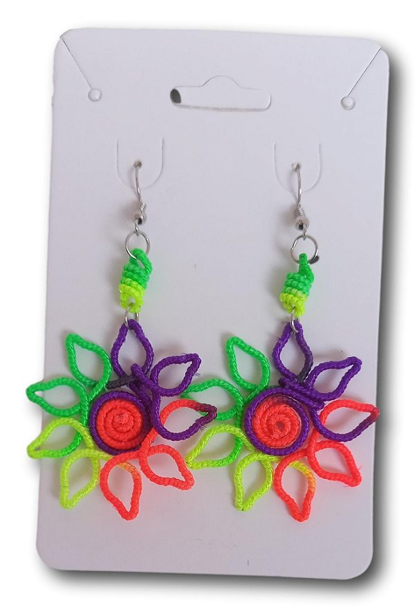 Brinco Artesanal Tay Day: Encante-se com o Charme Floral em Arame e Linha Peruana Colorida - Leveza e Estilo em 7 cm