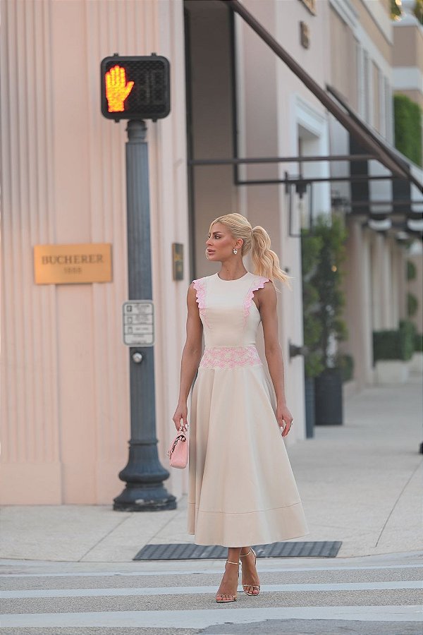 Vestido Midi Bege com Bordado Rosa e Recortes nas Cavas