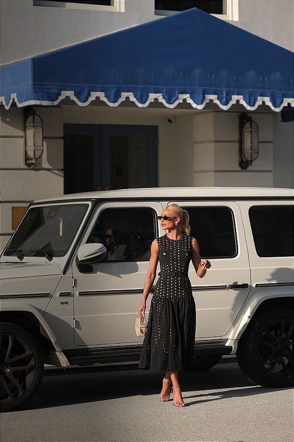 Vestido Midi Renda Preta Bordada com Cintura Marcada