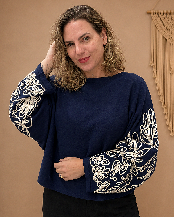 Blusa com Mangas Bordadas em Relevo