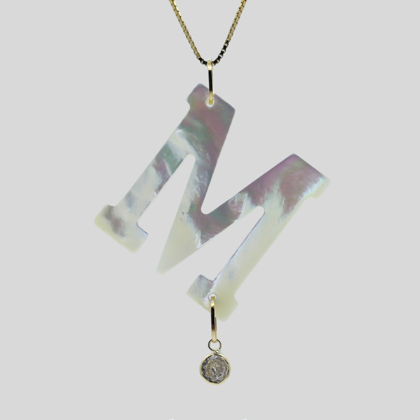 Pingente Ouro 18K Letra "M" Madrepérola