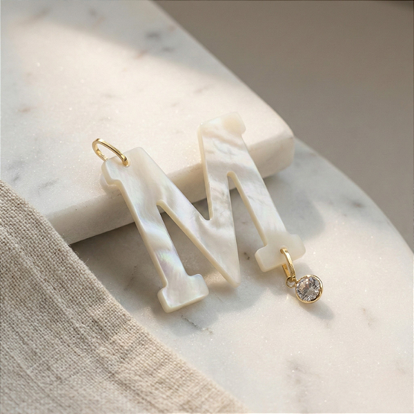 Pingente Ouro 18K Letra "M" Madrepérola