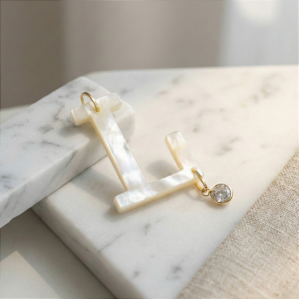 Pingente Ouro 18K Letra "L" Madrepérola