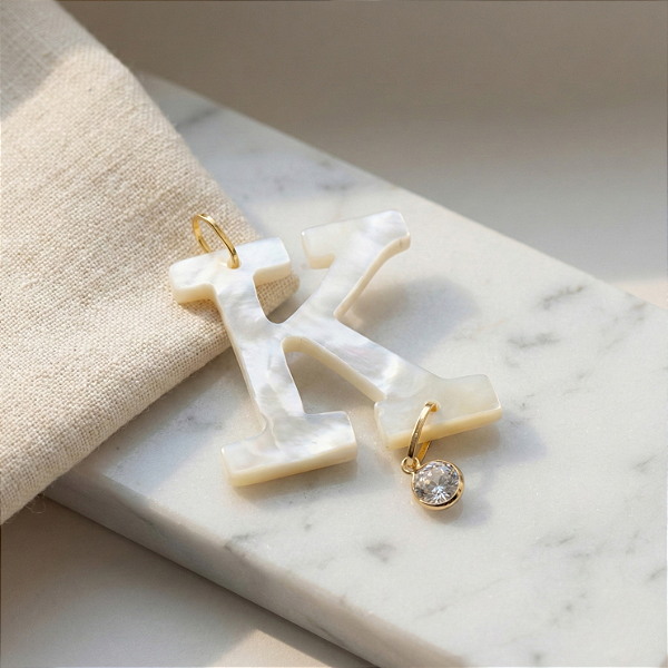 Pingente Ouro 18K Letra "K" Madrepérola