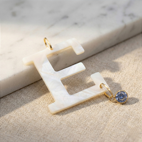 Pingente Ouro 18K Letra "E" Madrepérola