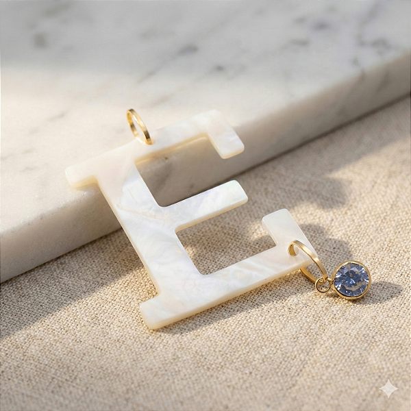 Pingente Ouro 18K Letra "E" Madrepérola