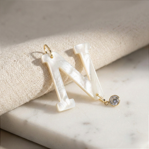 Pingente Ouro 18K Letra "N" Madrepérola