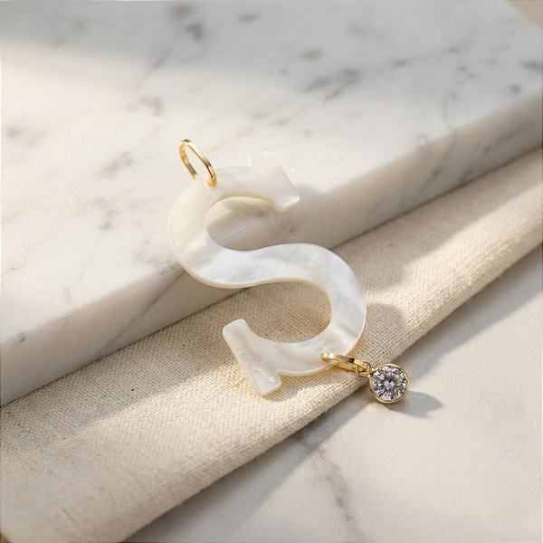 Pingente Ouro 18K Letra "S" Madrepérola