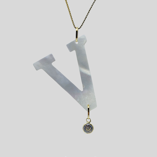 Pingente Ouro 18K Letra "V" Madrepérola