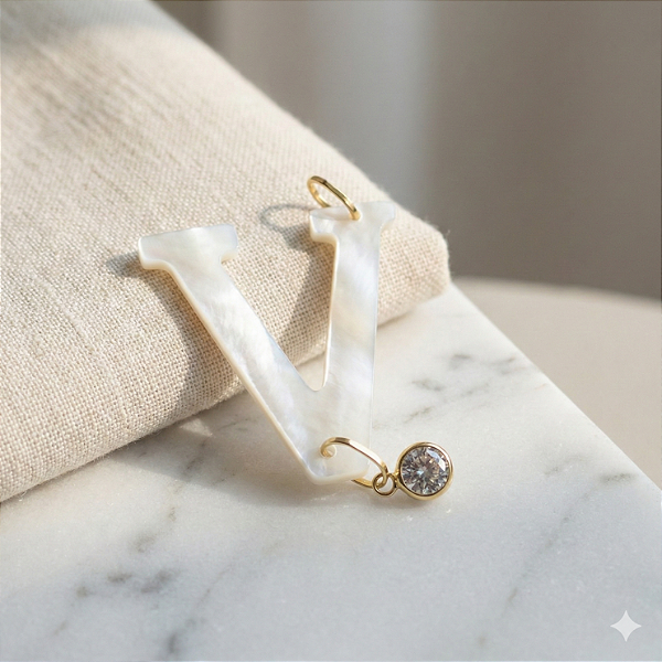 Pingente Ouro 18K Letra "V" Madrepérola