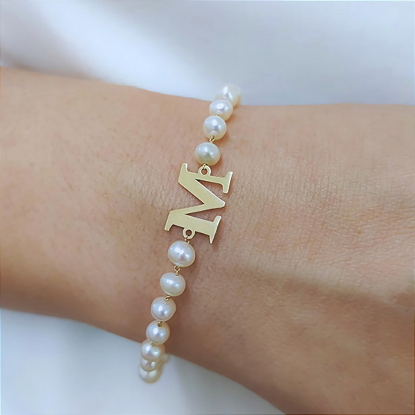 Pulseira Ouro 18K Letra Inicial com Pérolas de Água Doce