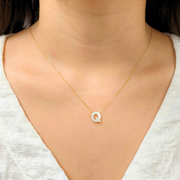 Colar Ouro 18k Letra "Q" Madrepérola na Corrente Zeta