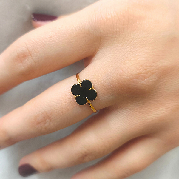Anel Trevo Ônix Natural em Ouro 18k