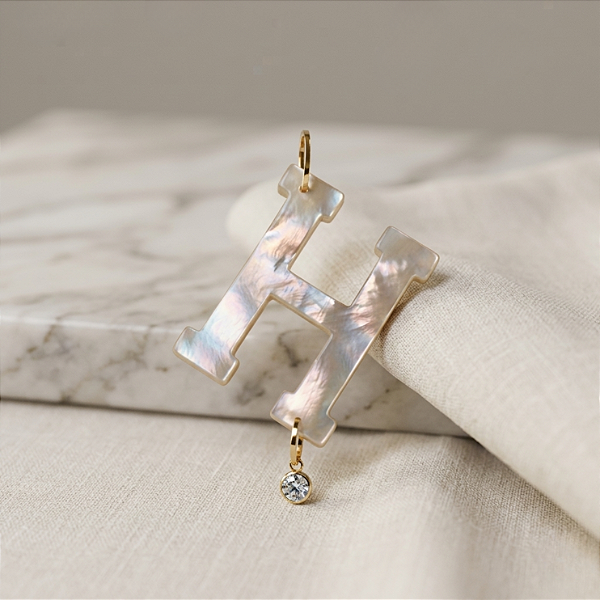 Pingente Ouro 18K Letra "H" Madrepérola