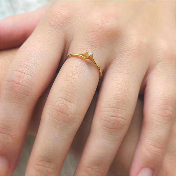 Anel Solitário Torcido 4 garras em Ouro 18k
