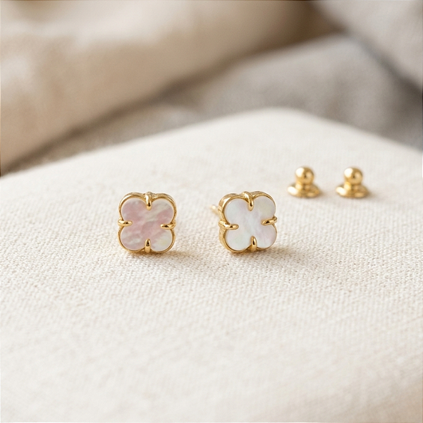 Brinco Cute Trevo Madrepérola em Ouro 18k