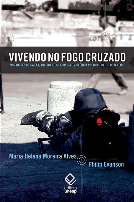 Livro Vivendo no fogo cruzado: Moradores de favela, trafi...