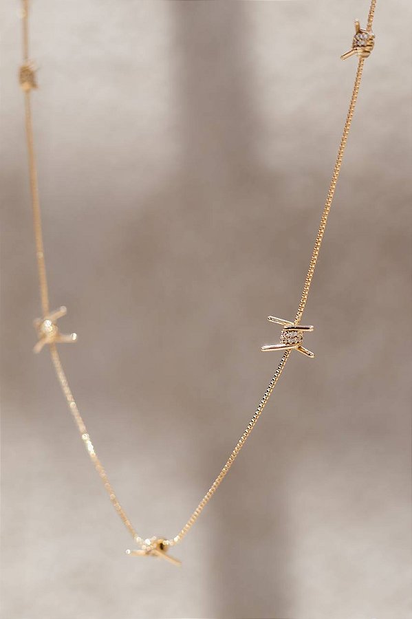 Colar Arame Farpado Cravejado