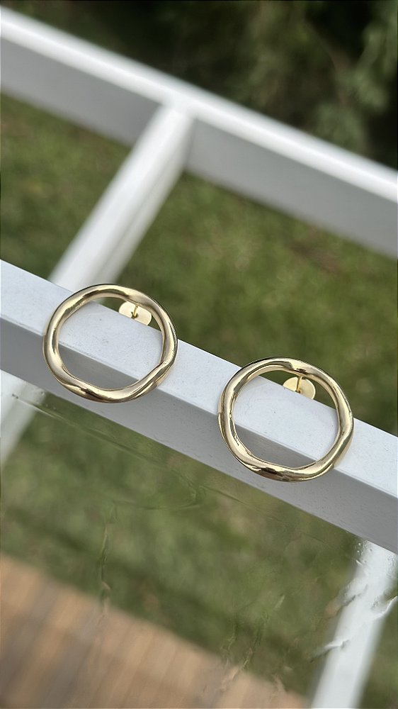 Brinco Círculo Frontal Ondulado