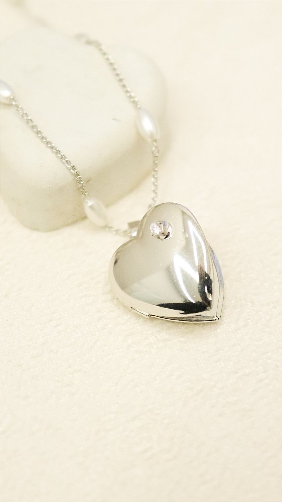 Colar Relicário Coração Liso com Ponto de Luz ( SEM FOTO )