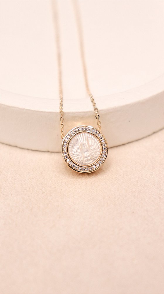 Colar Espírito Santo na Madre Pérola com Borda Cravejada