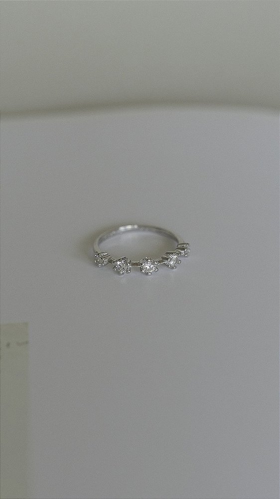 Anel com 5 Pontos de Luz em Prata 925 e Banho de Ródio Branco