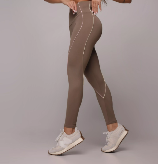 Legging Hope Castanho com Top Gloss Creme