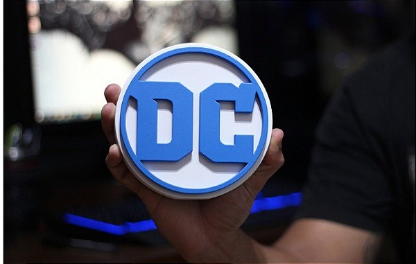 EMBLEMA DECORATIVO EM RESINA - DC