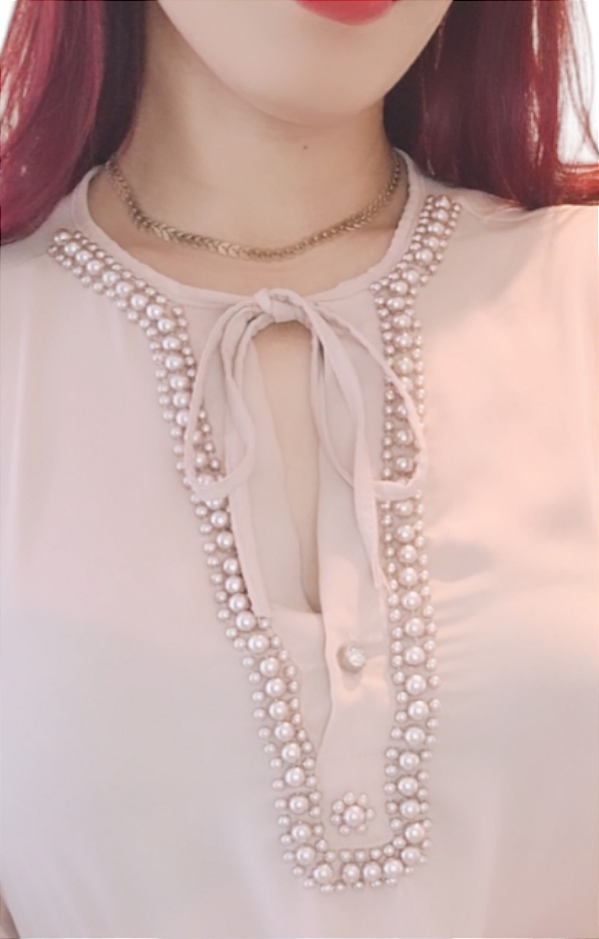 BLUSA FEMININA COM DECOTE EM PEROLA
