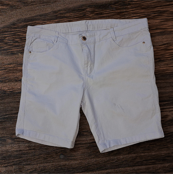 BERMUDA BRANCA LISA BASICA LN BOTÃO  DOURADO ESPELHADO