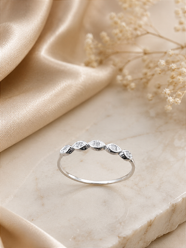 Anel Feminino Com Zircônias - Prata 925