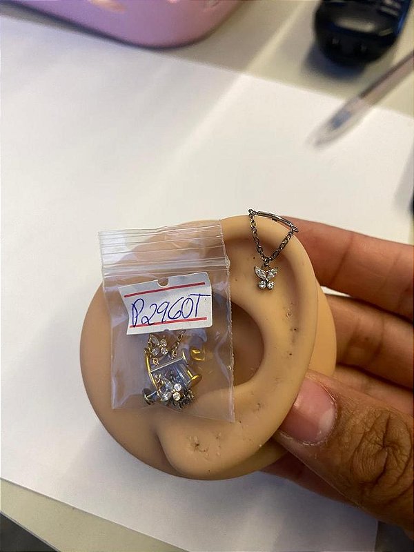 Piercing Labret em Titânio Barra Corrente com Pingente Borboleta