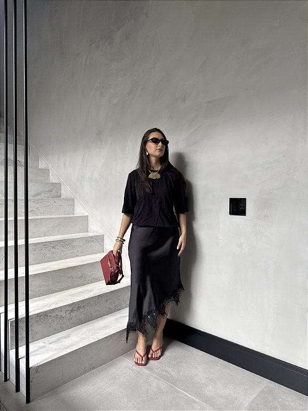 SAIA EM CETIM COM RENDA VITRA PRETA