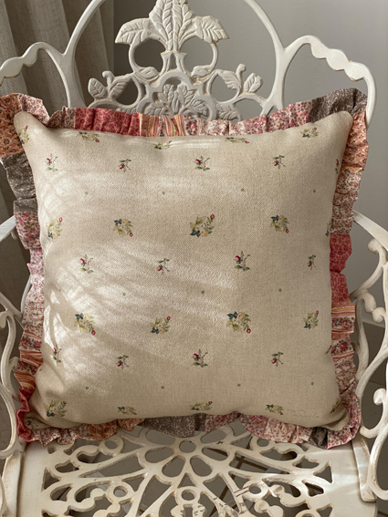 Capa almofada linho 45x45cm babado estampa Lia 5455 ( Não acompanha enchimento )