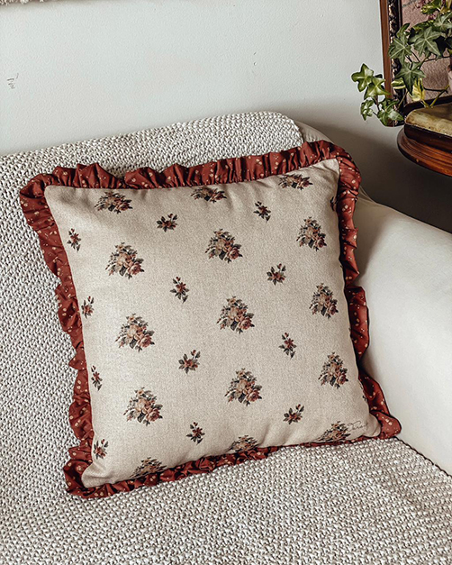 Capa almofada linho 45x45cm babado estampa Clair 5439 ( Não acompanha enchimento )